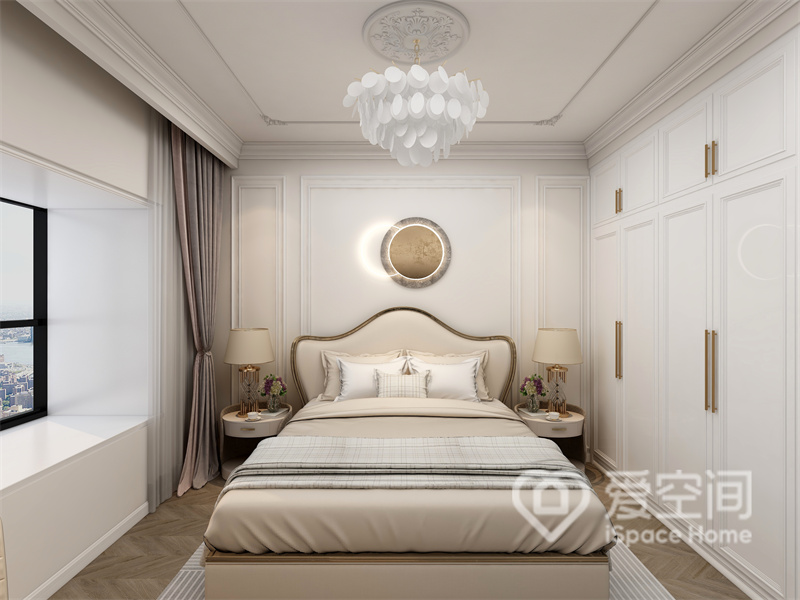 主臥采用簡雅的風格設計，暖白色調給予空間溫暖與舒適的氛圍感受，白色衣柜與背景墻融為了一體。