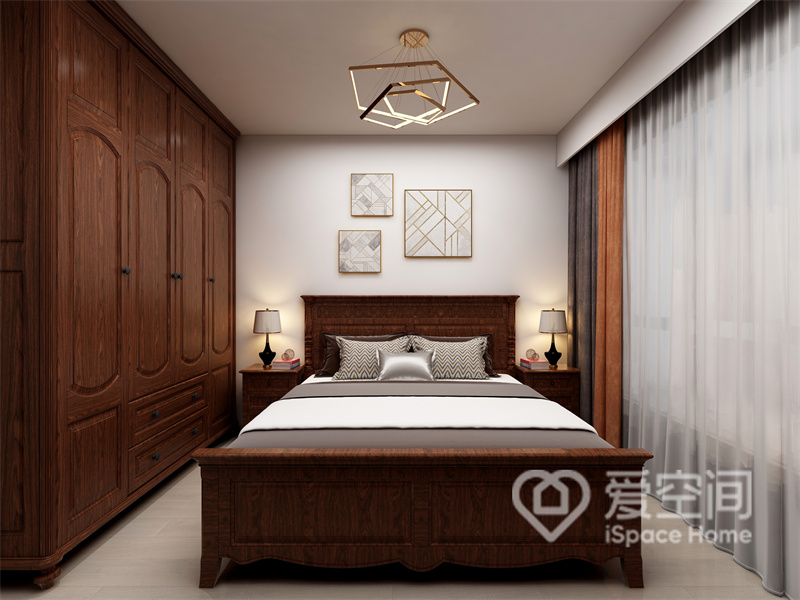 臥室屬于比較方正的格局，設計師利用原木家具塑造素雅質感，對稱布置的床頭燈令空間有著別樣的對稱美。