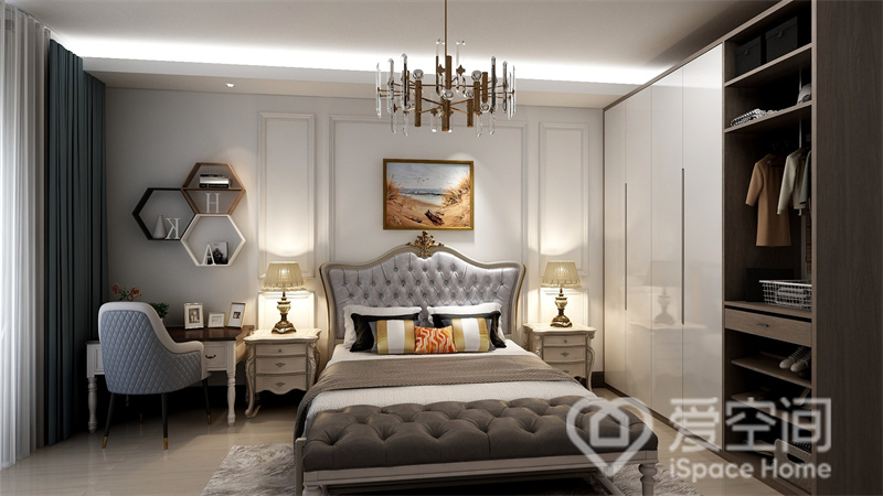 主卧设计上注重黄金分割，梳妆台、双人床和衣柜都占据恰当的比例，壁灯的烘托下空间更加有质感。