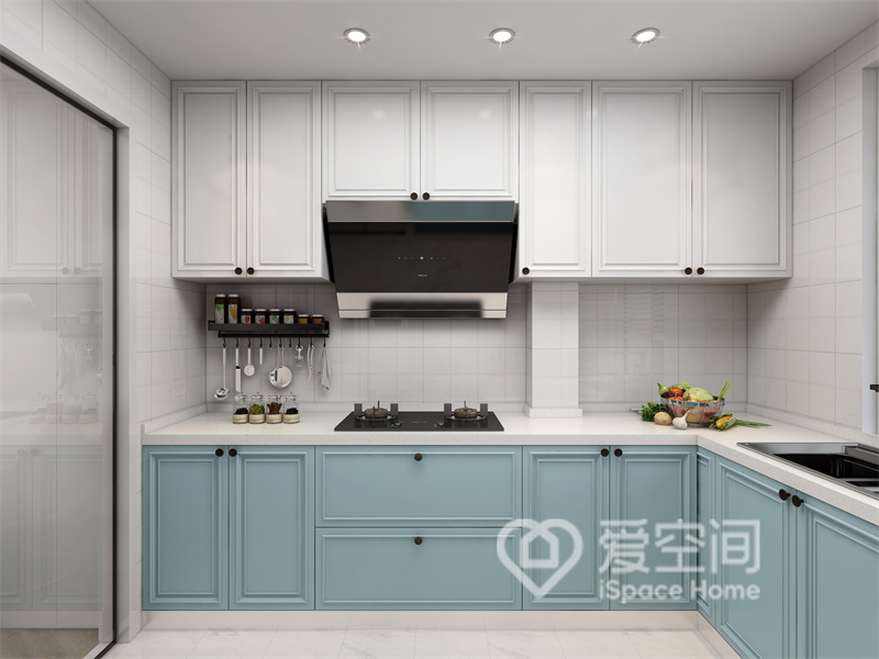 厨房为L型动线设计，柜门有立体感，白色与蓝色碰撞后整体呈现出现代、轻奢的装修质感。