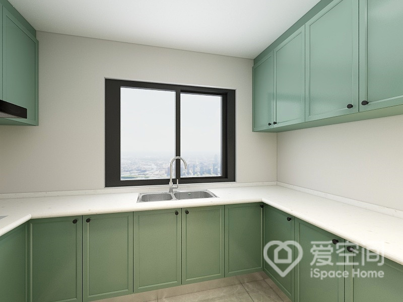 白色與綠色搭配帶來寧靜的烹飪空間，櫥柜以高質感的綠色柜面布置，展現出業主低調而內斂的性格。