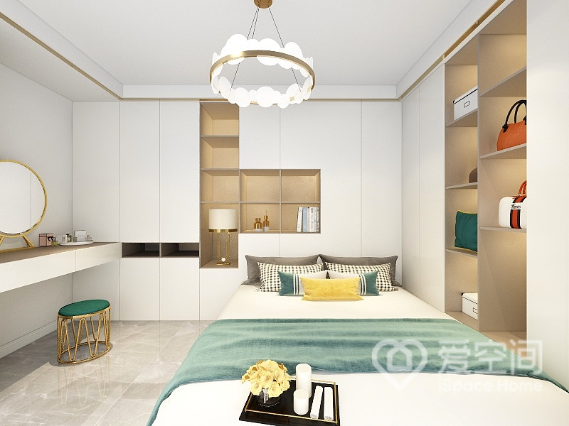 臥室注重收納，背景色彩舒適，白色與原木色搭配自然清爽，簡潔的布局打造出溫馨的空間氛圍。