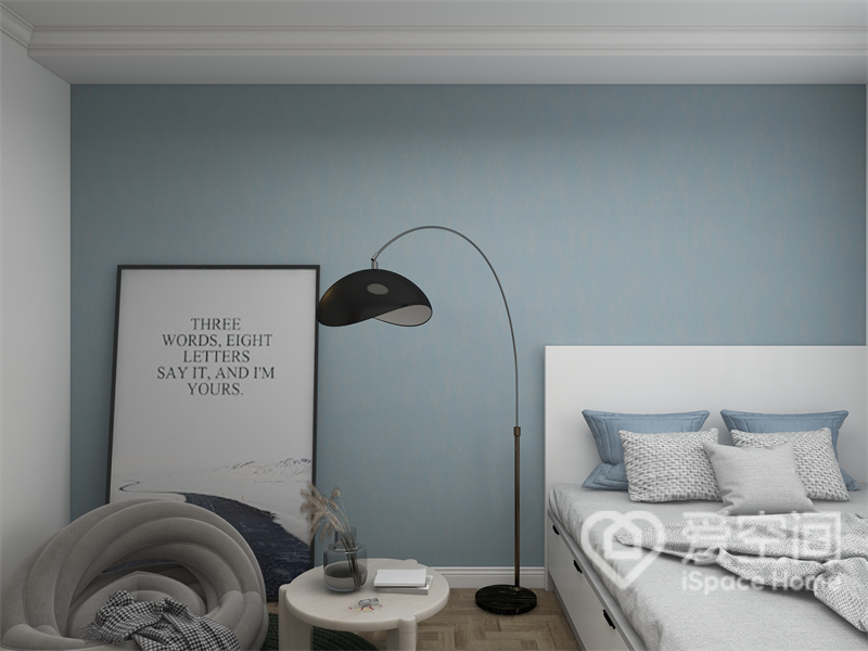 次卧运用蓝白两种颜色做对比，左侧增加了懒人沙发、装饰画和部分家具，使空间更具休闲感。