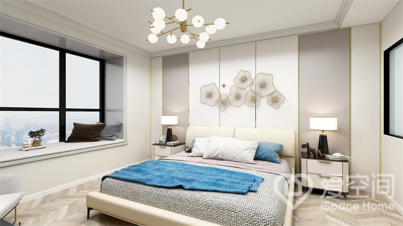 主卧空间中材质的运用刚柔并济，背景对称设计，展现出高雅格调，蓝色床品带来恰到好处的精致氛围。
