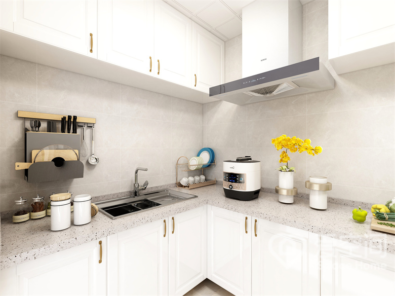 白色橱柜在视觉上赋予了空间延伸感，L型布局流畅，动线设计合理，烹饪空间拥有更好的性能体验。