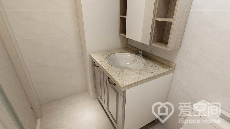 卫生间以高级优雅的白调为基底，配以浅色洗手台和镜柜，与此同时也满足了居家日常的储物需求。