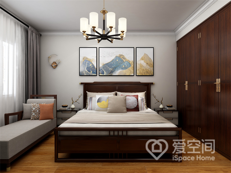 新中式吊灯烘托出静谧的主卧氛围，红木衣柜入墙式设计，打造出高雅、有序的卧室生活空间。