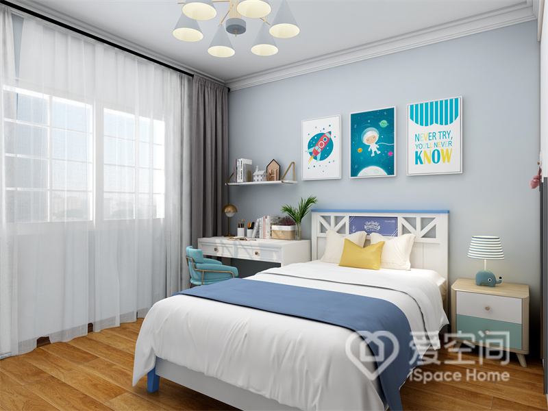 主卧空间不大但胜在实用，室内家具线条流畅，注重功能感，浅蓝色背景墙和软装元素提升了空间的活力。