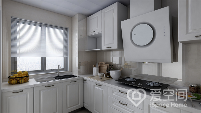 厨房布置了L型橱柜，动线布局清晰，白色系主打色彩，尽显优雅与高级，营造出整洁的烹饪氛围。