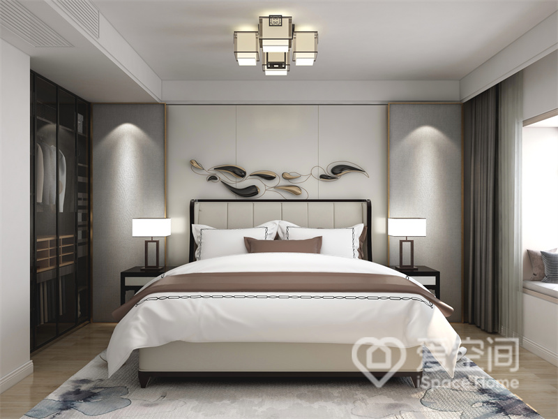 主卧背景墙设计彰显出细腻与沉稳的中式品质，衣柜嵌入式设计，功能性与中式美学最大融合。