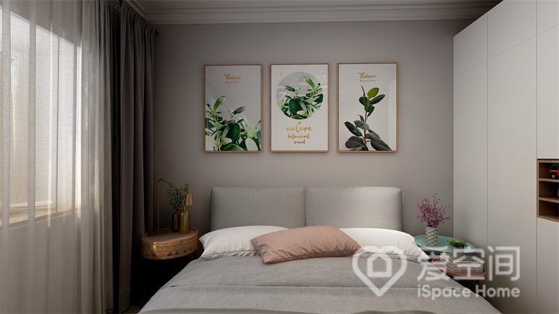 主卧空间大量使用了淡雅的米白色调，背景墙与家具有深浅之分，相互和谐搭配，质感丰盈。