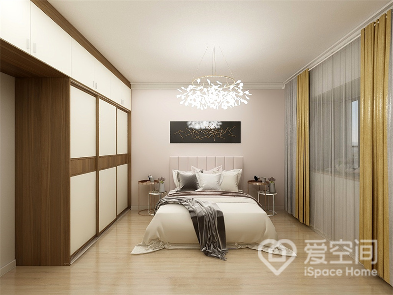 衣柜采用定制设计，隐形柜门令卧室显得通透而有质感，金色窗帘赋予了主卧空间高级美感。