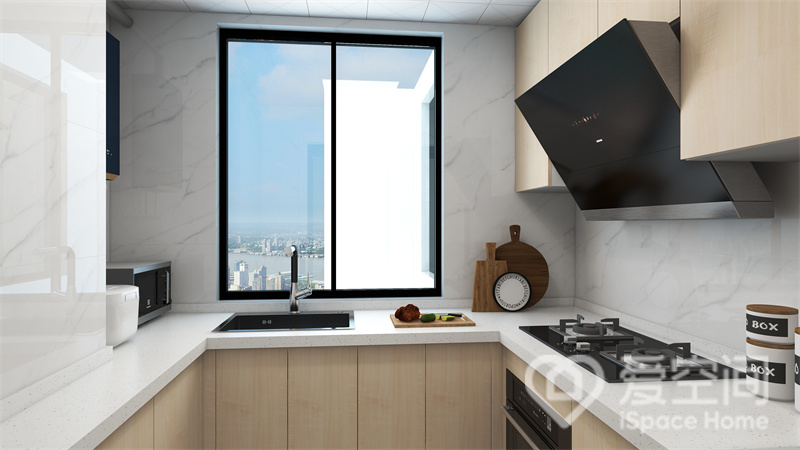 厨房背景选用清冷的白色砖面铺贴，原木橱柜的质感保留了生活的气息，厨房变得格外耐看。