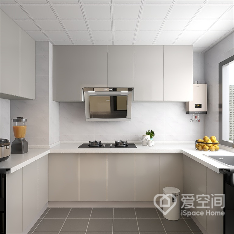 厨房没有强烈的色彩，以米白色为主，温馨宁静，U型动线打造出黄金三角区，提高了烹饪效率。