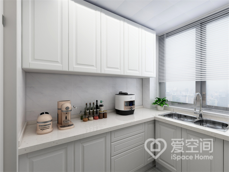 简约的白色橱柜将美式高雅的气质一展无遗，引光入室，厨房显得格外温暖干净，烹饪变得十分愉悦。