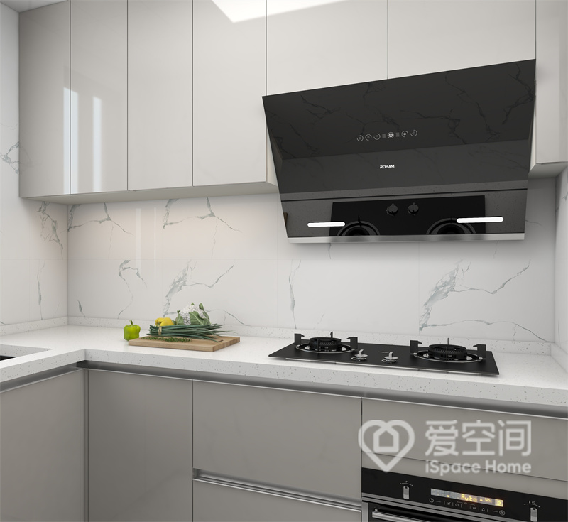 白色与浅灰色交汇在空间中，优雅贯穿厨房每个角落，L型动线规划提升了烹饪的舒适度。