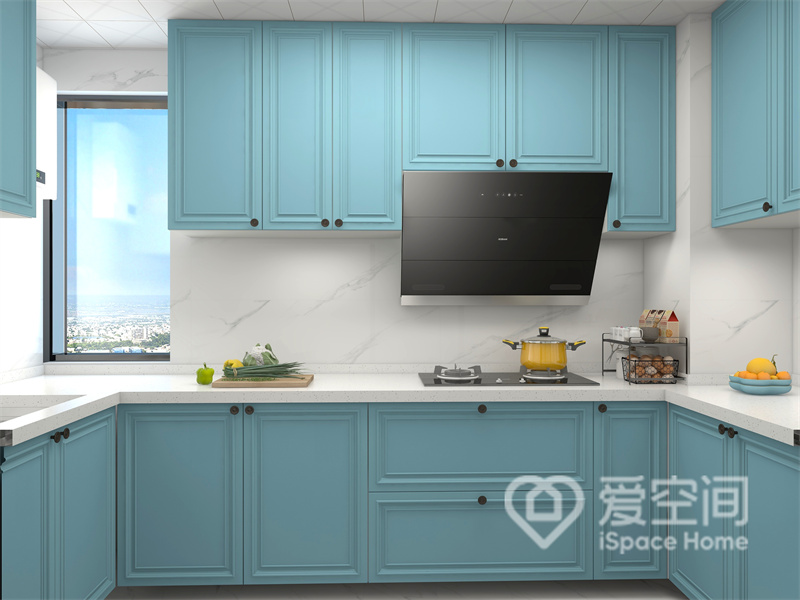 厨房选用天蓝色作为柜面，带来一丝灵动的美感，U型布局提升了烹饪动线，日常备餐舒适自在。