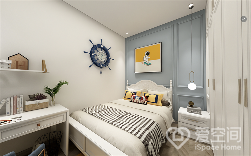 白色與藍色的搭配簡約又舒適，看似輕描淡寫的臥室空間也充滿著諸多趣味細節，衣柜定制式打造，在光線的加持下，白色柜面呈現出一份高級質感。