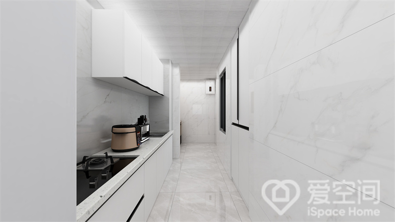 厨房纵深感强，白色砖面自带轻盈感，搭配白色橱柜，空间不显紧凑，一字型布局也提升了使用舒适度。