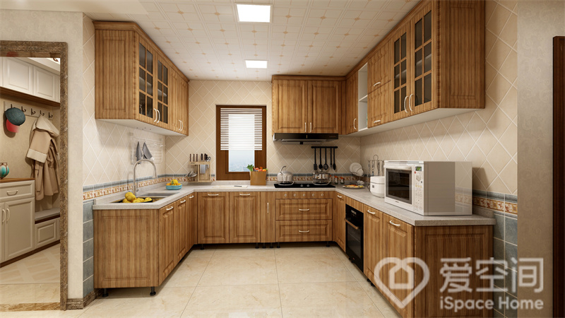 U型动线令厨房宽敞大方，木质橱柜充满闲适优雅的美式气息，吊柜柜面开合有序，增添了层次感。