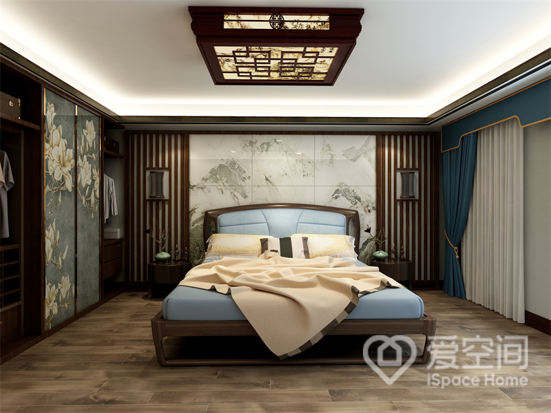 主卧呈现出端庄大气之美，背景墙对称设计，格栅与木材巧妙结合，删繁去奢，卧室氛围沉稳而低调。