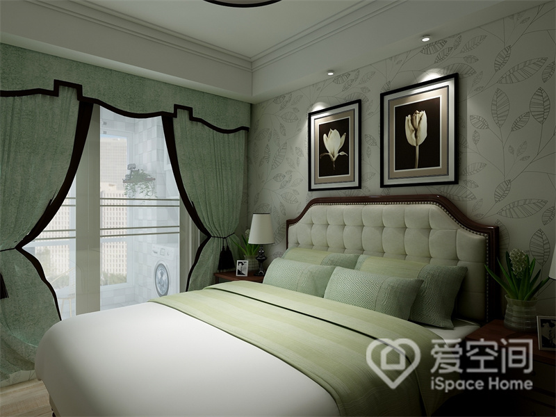 大面积优雅壁纸带来轻奢的主卧氛围，浅绿色调充满温和气息，帷幔大大丰富了卧室层次。