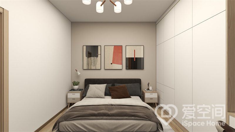 主卧干净有序，白色与米色的碰撞令卧室简约但不显单调，入墙式衣柜令整个空间更加整洁大气。