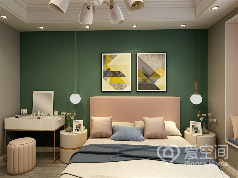 设计师以绿色做背景，搭配粉色双人床，独特的配色呈现出独特的北欧况味，照明设计也颇具氛围感。