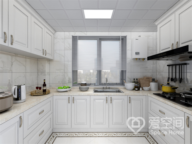 U型厨房，设计师利用转角打造橱柜，角落空间不浪费，定制橱柜以白色为柜面，整洁又实用。