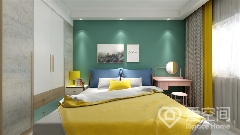 绿色背景和蓝黄床品搭配，塑造出层次丰富的主卧空间，衣柜入墙式设计，诠释出卧室空间的简约与大气