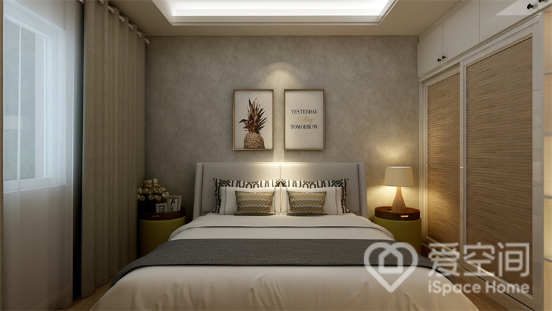 米色壁纸营造出独有的高级感，再搭配素雅的床上用品以及暖光照明，主卧显得格外惬意。