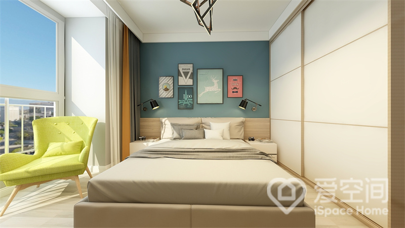 蓝色背景创造了一个舒适的主卧环境，衣柜入墙式设计，白色与木色搭配，为整个房间增添了高级感。