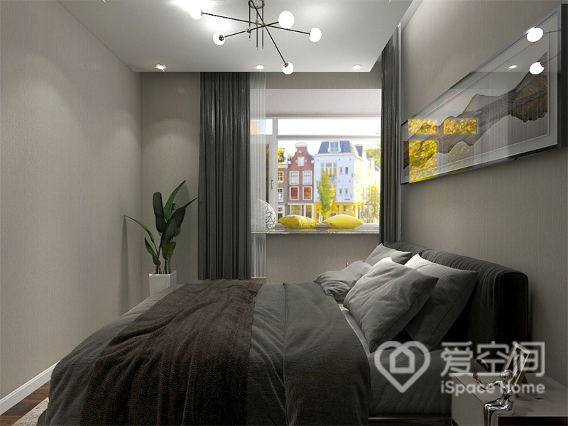 米色空间中添置灰色床品，次卧洋溢着舒适静谧的氛围，灯具、装饰画和绿植赋予空间别样的生机。