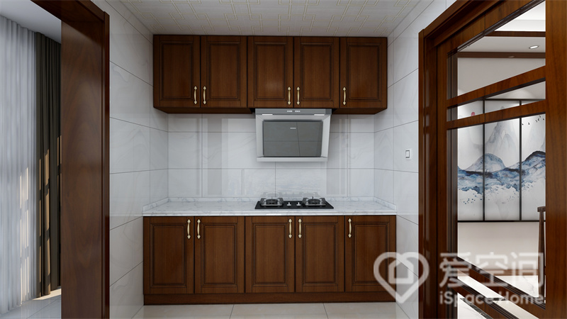 厨房低调大方，橱柜一字型动线格局，日常烹饪更加舒适，红木柜面呈现出新中式理想厨房。