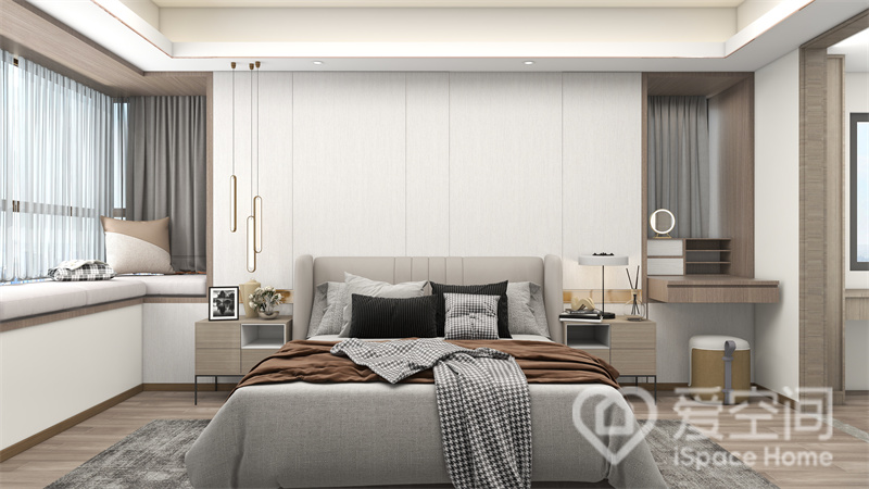 大面积白色背景，改善采光的同时也使主卧空间变得更为明亮，飘窗设计，大大的丰富了卧室的视觉层次。