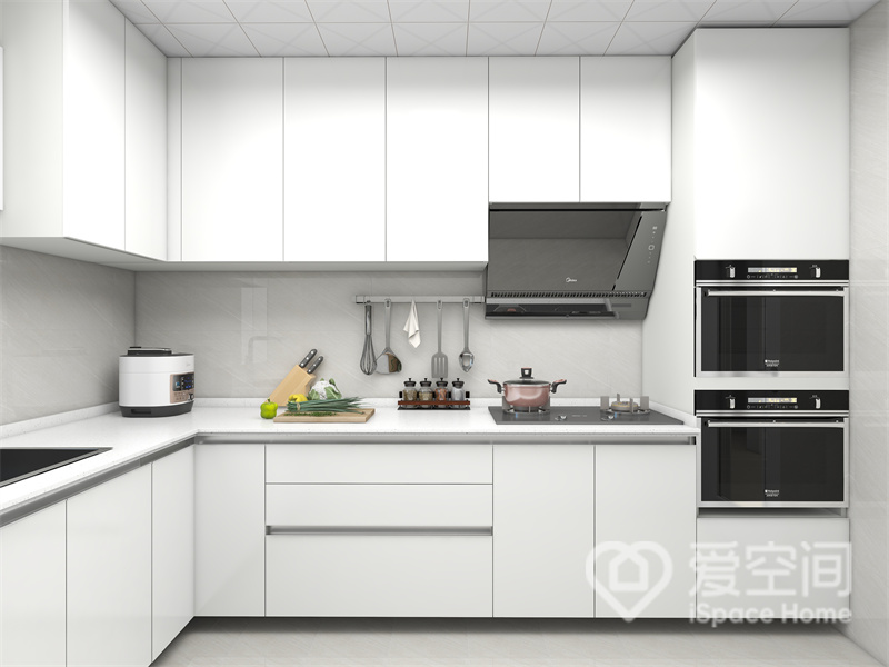 厨房去繁从简，整体以白色为主基调，简约的柜面线条勾勒出层次感，隐形柜面令整体更显整洁。
