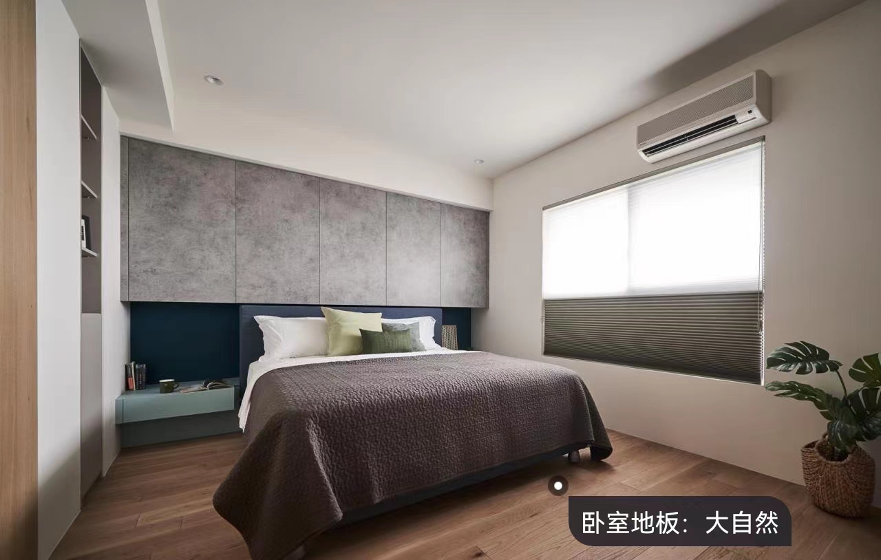主卧风格相对简约，作为视觉中心的床头背景墙以深蓝色为背景，装上淡蓝色的床头柜和灰色的吊柜，把床头空间利用得更加实用到位。