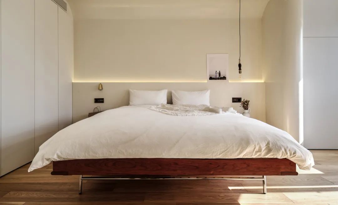 臥室延續了客廳的奶油風格調，原木矮床高度適中，掃地機器人可進入到床底清潔打掃，減少衛生死角。