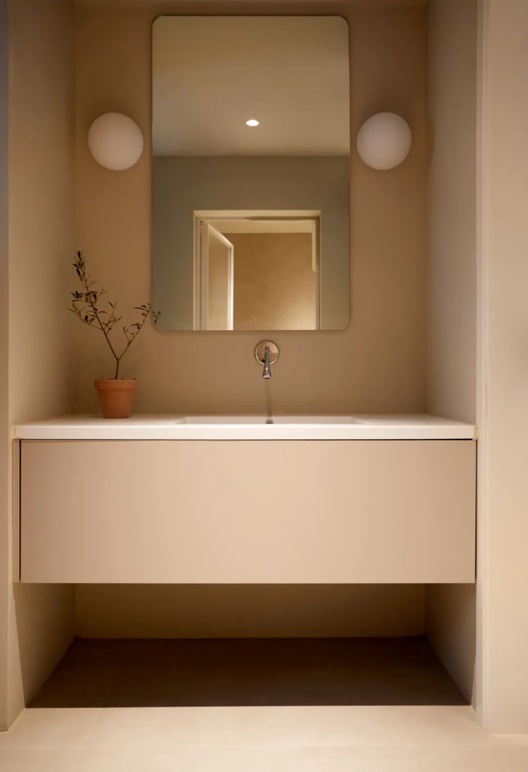主卫内放了浴缸，所以把洗漱区外移至主卧过道区；入墙式水龙头、悬挂式台盆更显这个小空间的质感。