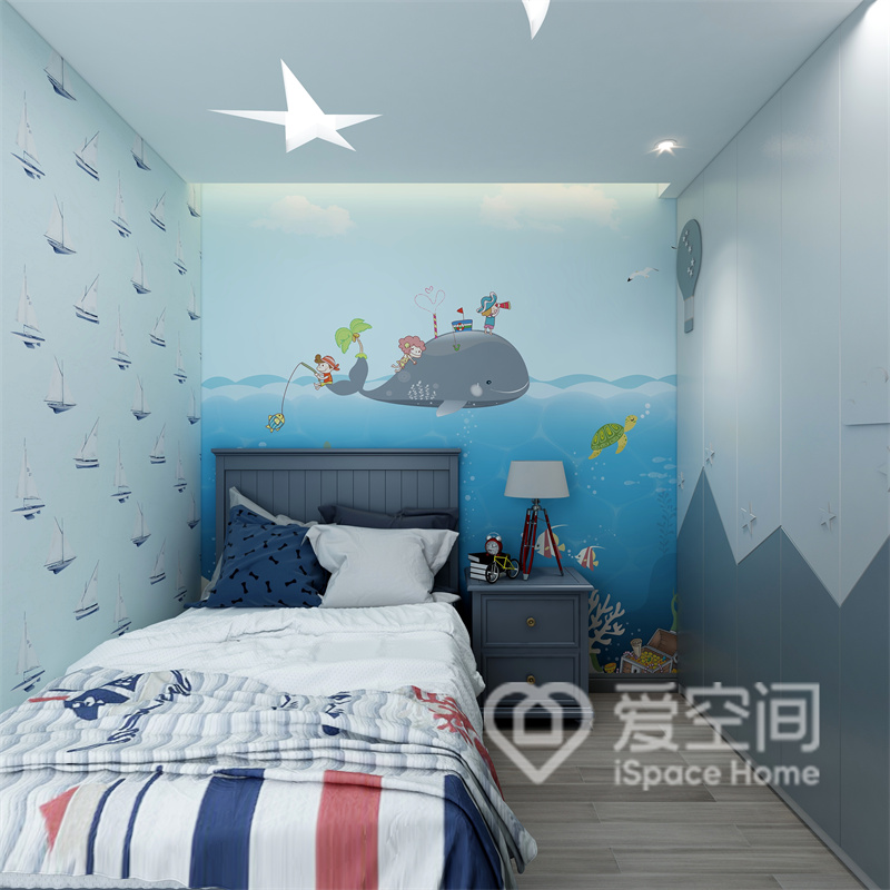 次卧以海洋为设计主题，以蓝色调为主，鲸鱼壁纸点缀出空间的活力，蓝色家具符合卧室主题风格。