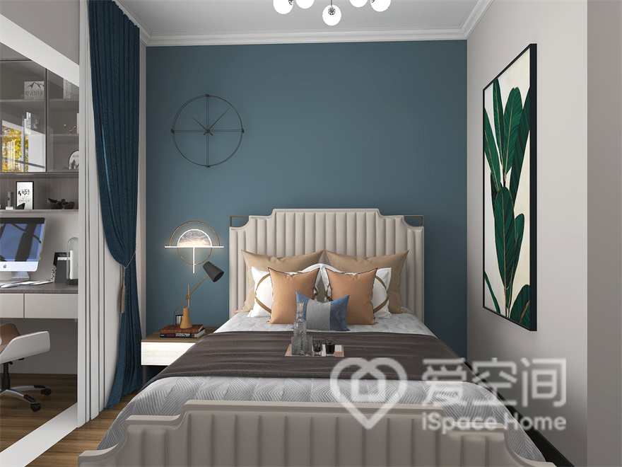 次卧沿用蓝色背景，床体居中放置，空间利用更加高效，加以灯具的烘托，视觉效果更加整体。