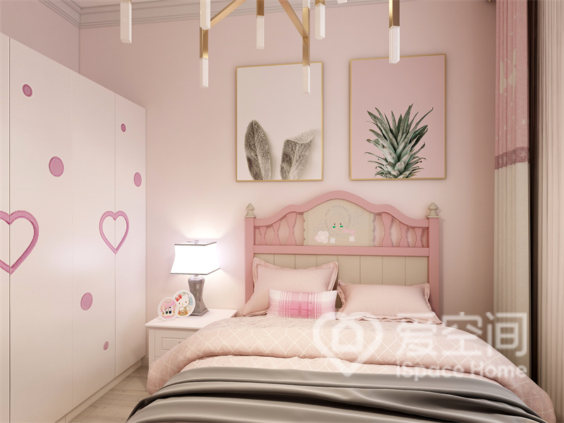 次卧干净通透，儿童床设计美观，文艺装饰画搭配粉色背景墙，空间变得十分优雅而高级。