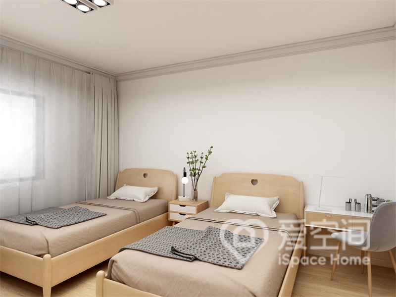 次卧无吊顶设计，白色背景巧妙的改善了空间的亮度，木质床舒适自然，塑造出安稳的休息氛围。