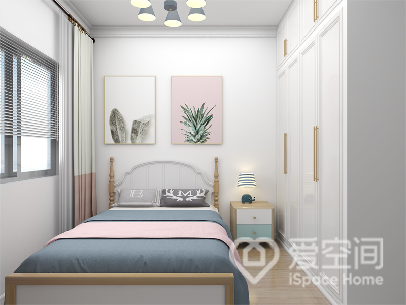 次卧空间整体为白色，蓝色床品提升了室内的温馨感，床的造型很高级却又不会过分高调。