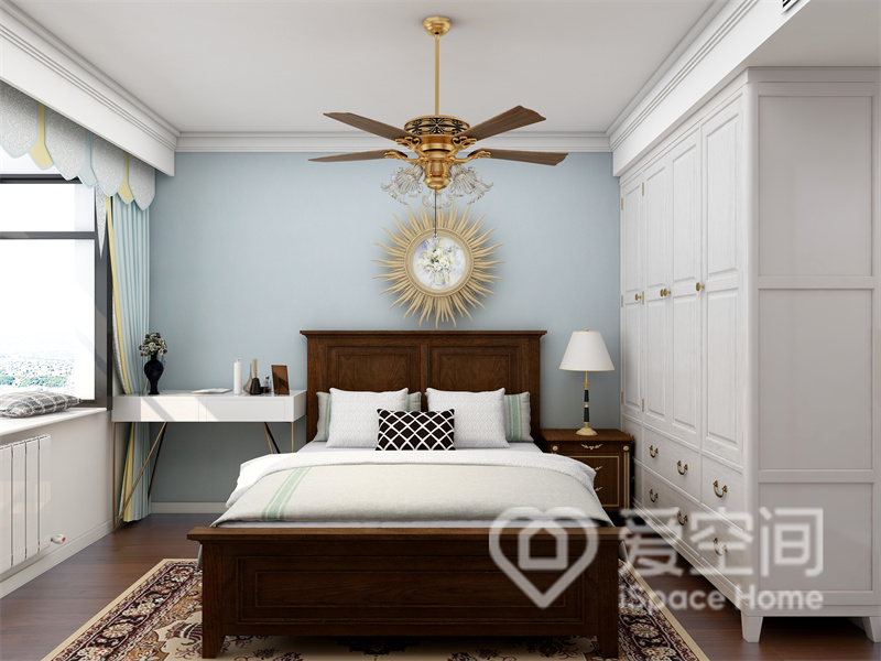 次卧中，浅蓝色、白色与实木贯穿，呈现出美学表现力，飘窗的设计为空间拉出舒适的视觉质感。