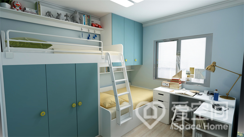 儿童房家具延续了整体的蓝色调，高低床减少了占地面积，层次分明，让空间的视觉效果层层递进。
