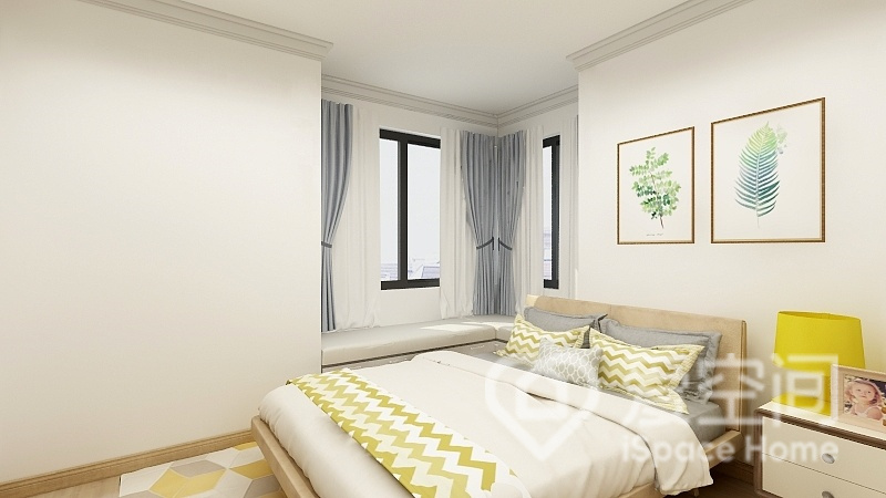 次卧的配色张弛有度，黄色与灰色的碰撞下空间显得尤为静谧，大面积的留白设计令空间更加宽敞明亮。