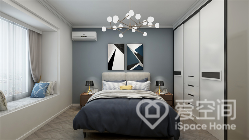 次卧以蓝白色为主，简约的衣柜隐形设计，台灯和主吊灯将整个卧室的温馨气质展现的淋漓尽致