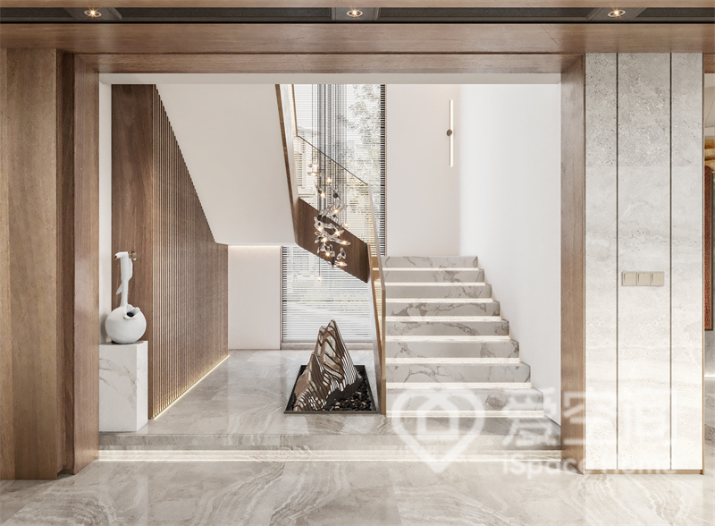 樓梯設計規整，設計師用材質樸，背景配色樸素，木材與燈光渲染出素雅寧靜的空間氛圍。