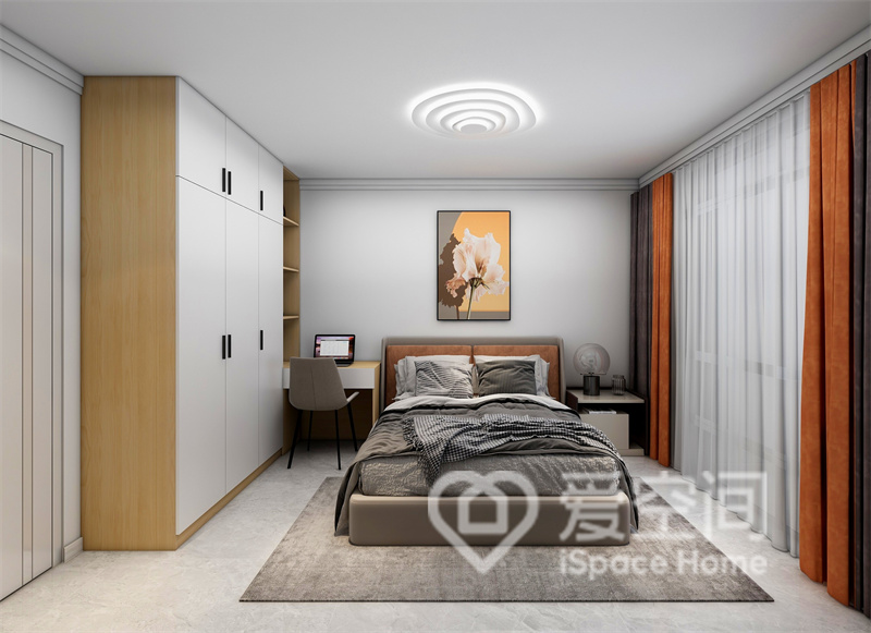 爱马仕橙令次卧空间更为的明亮，舒展大气的定制衣柜让人印象深刻，咖色床品增加了空间的沉稳质感。